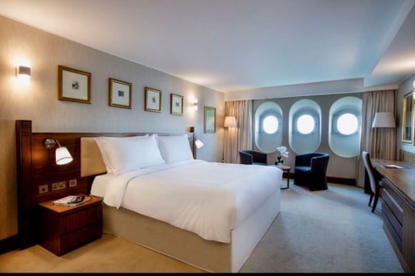 Самый известный лайнер мира Queen Elizabeth 2 превратился в роскошный плавучий отель
