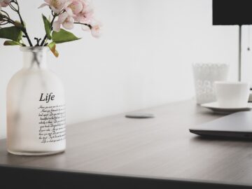 Как выбрать офисную табличку: материал, толщина и способ крепления