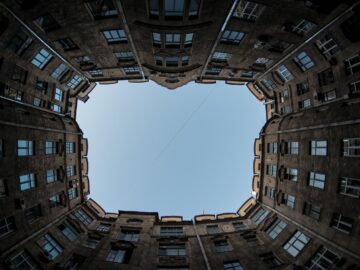 Покупка квартиры в новостройке: руководство по выбору застройщика и оформлению сделки